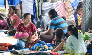 Indonesia: Nạn nhân thảm họa không dám rời trại trú ẩn vì sợ sóng thần tái diễn