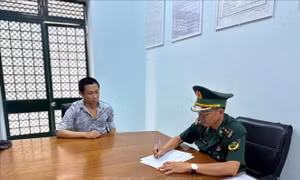 Bắt đối tượng truy nã khi đang làm thủ tục nhập cảnh về Việt Nam