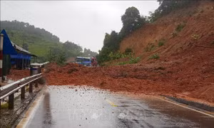 Sạt lở gây ách tắc giao thông trên nhiều tuyến đường huyết mạch ở Điện Biên
