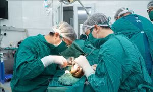 Nối thành công ngón tay cái đứt rời cho thiếu tá công an bị thương trong quá trình làm nhiệm vụ