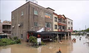 Trung Quốc gia hạn cảnh báo màu vàng về mưa bão 