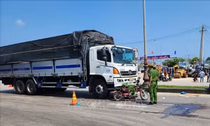 Xe đạp điện va chạm với xe tải khiến hai nữ sinh tử vong