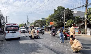 Xe cứu thương va chạm xe máy khiến một người tử vong