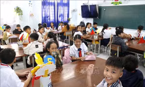 Học sinh khu vực bị ảnh hưởng mưa lũ ở Lâm Đồng đi học trở lại
