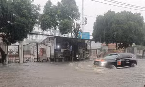 Mưa lớn gây ngập úng nhiều khu vực ở thành phố Thủ Dầu Một