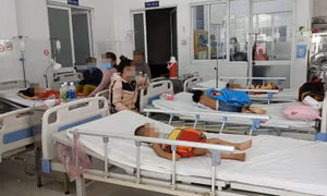 Chấn chỉnh tình trạng bán thực phẩm không rõ nguồn gốc trước cổng trường học