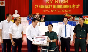 Trưởng Ban Tuyên giáo Trung ương thăm Trung tâm Điều dưỡng người có công tỉnh Phú Thọ
