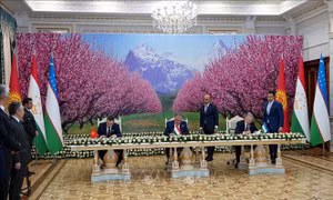 Bán anh em xa mua láng giềng gần