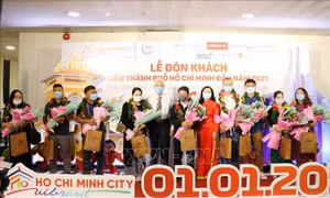 TP Hồ Chí Minh chào đón những du khách đầu tiên năm 2021