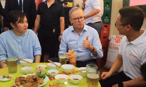 Thủ tướng Australia uống bia hơi, ăn bánh mì truyền thống Hà Nội