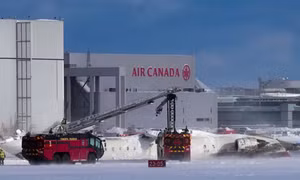Canada: Máy bay lật ngửa khiến 19 người bị thương