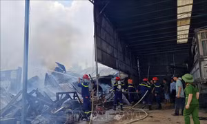 Xưởng điêu khắc gỗ giữa phố bị cháy rụi, thiệt hại hàng tỷ đồng
