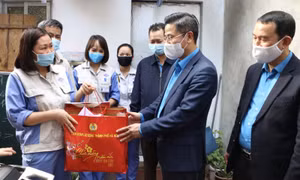 Hà Nội hỗ trợ kinh phí cho trên 300 công nhân không về quê đón Tết
