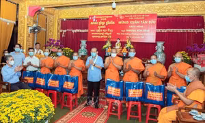 Phó Thủ tướng Trương Hòa Bình thăm, chúc Tết tăng ni phật tử Khmer