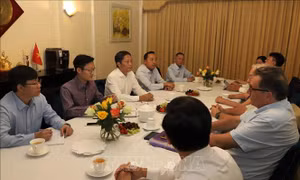 Trưởng Ban Kinh tế Trung ương Trần Tuấn Anh thăm và làm việc tại Anh