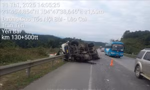 Ô tô tải lật trên cao tốc Nội Bài - Lào Cai làm một người bị thương