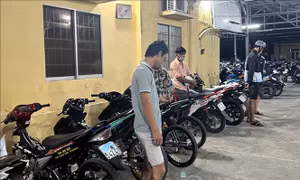 Bắt nhóm đối tượng chạy mô tô lạng lách tốc độ cao