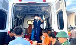 Biên phòng Quảng Bình cấp cứu ngư dân gặp nạn trên biển
