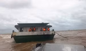 Thái Bình: Bơm, hút dầu từ tàu Hà An 01 để tiến hành trục vớt