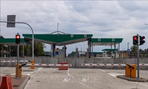 Ba Lan tạm thời đóng cửa khẩu lưu thông hàng hóa cuối cùng với Belarus