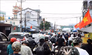 Phương tiện xếp hàng dài chờ qua phà Cát Lái về TP Hồ Chí Minh chiều 2/9