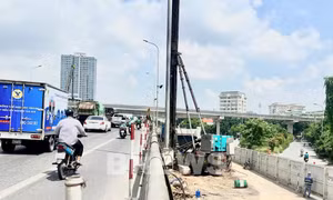 Lắp đặt xà mũ đầu tiên cầu vượt thép Mai Dịch - đường Vành đai 3 Hà Nội