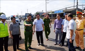 Vụ cháy xe khách khiến 7 người tử vong: Thăm hỏi các hành khách điều trị tại bệnh viện