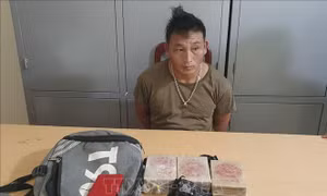 Bắt giữ đối tượng mua bán, vận chuyển trái phép 6 bánh heroin
