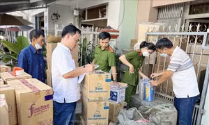An Giang: Phát hiện số lượng lớn hàng hóa nghi nhập lậu