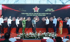 Thủ tướng dự Lễ công bố triển khai thí điểm nhận diện sinh trắc học tại Cảng hàng không Tân Sơn Nhất