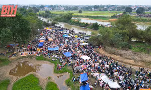 Hàng nghìn người dân và du khách nô nức đi chợ 'nhận may, ném rủi'