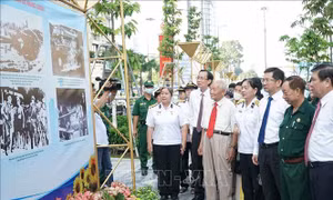 Triển lãm ảnh 'Sáng mãi danh hiệu vẻ vang Thành đồng Tổ quốc'