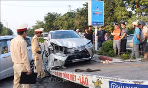  Xe Lexus tông đuôi ô tô Hyundai gây tai nạn liên hoàn, giao thông tắc nghẽn 