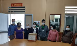 Tặng khẩu trang và nước sát khuẩn cho học sinh Hà Giang trong những ngày đầu trở lại trường học