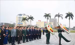Tổng Bí thư dâng hương tưởng niệm các Anh hùng liệt sĩ tại Đài tưởng niệm thành phố Đà Nẵng