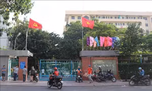 Sau khi ăn sáng ở cổng trường, nhiều học sinh nhập viện nghi ngộ độc thực phẩm