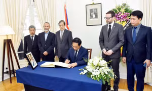 Bộ trưởng Ngoại giao Bùi Thanh Sơn ghi sổ tang tưởng niệm Nữ hoàng Anh Elizabeth II