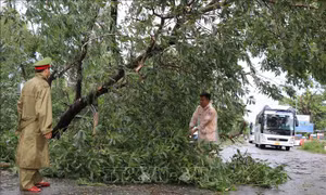 Huy động lực lượng giúp nhân dân khắc phục hậu quả của bão Noru