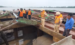 Mật phục bắt 3 tàu khai thác cát trái phép trong đêm