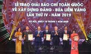 Thủ tướng dự Lễ công bố và trao Giải Búa liềm vàng lần thứ IV