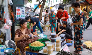 Nhộn nhịp chợ Tết Đoan Ngọ