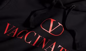 Hãng Valentino bán áo hoodie bản giới hạn hỗ trợ chiến dịch tiêm vaccine