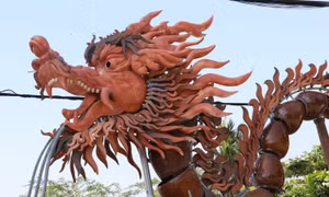 Độc đáo hai con rồng làm bằng lu, hũ ở Bình Dương