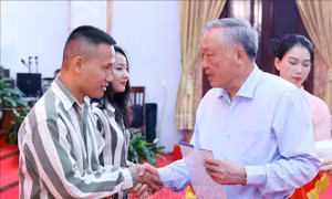 Phó Thủ tướng Thường trực Nguyễn Hòa Bình dự Lễ công bố Quyết định đặc xá tại Trại giam Phú Sơn 4