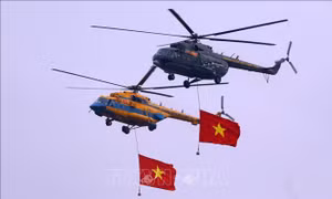 9 trực thăng bay chào mừng tại Lễ kỷ niệm 70 năm Chiến thắng Điện Biên Phủ 