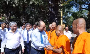 Thủ tướng thăm, chúc mừng các chư tăng Khmer dịp Tết Chôl Chnăm Thmây
