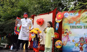 Rộn rã Tết Trung thu của người Việt tại Bỉ