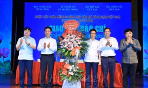 Phó Thủ tướng Vũ Đức Đam chúc mừng đội ngũ những người làm báo nhân dịp 21/6