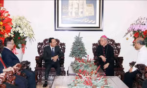 Trưởng Ban Tuyên giáo và Dân vận Trung ương chúc mừng Giáng sinh tại TP Hồ Chí Minh