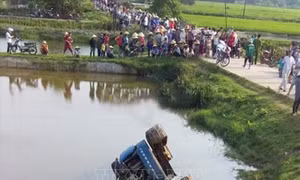 Ô tô va chạm với xe máy điện làm 3 cháu gái 15 tuổi thương vong